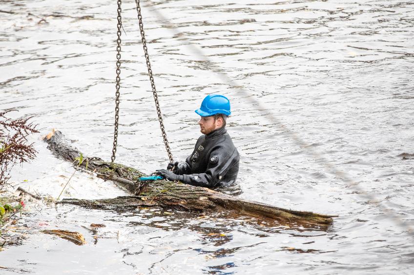 Diver cleaning weir